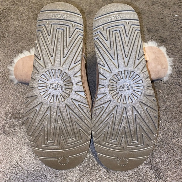 UGG’s Women’s Bailey Button II Short Chestnut - Picture 3 of 8